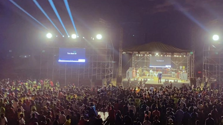 Large venue projection screen installation for 8000-15000 people