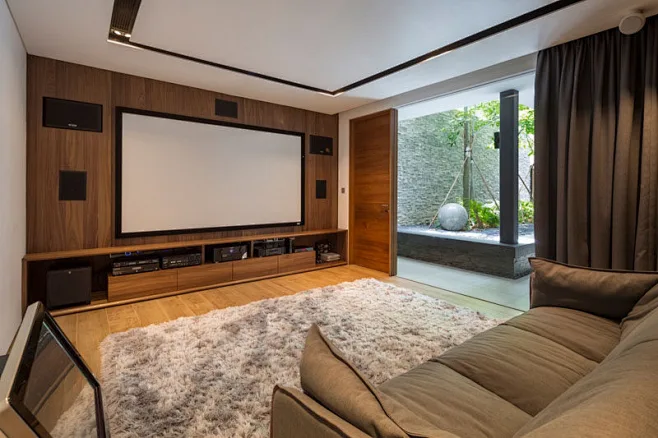 The Ultimate Guide to Perforated vs. Woven Acoustic Projection Screens: Which is Right for Your Home Theater?