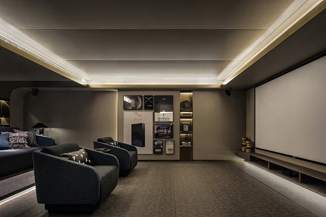 What Equipment Pairs With Custom Projection Screens? (Beginners Must-Read)