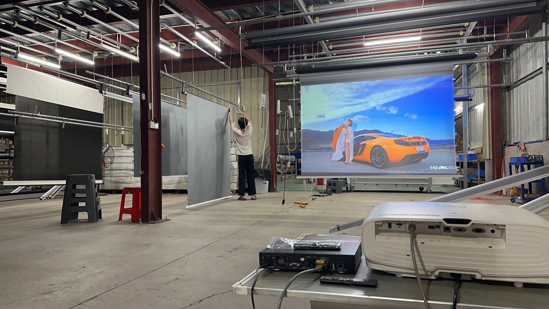 Electric vs. Fixed Frame: Which Screen Model Maximizes ROI for Hotel Conference Rooms?1