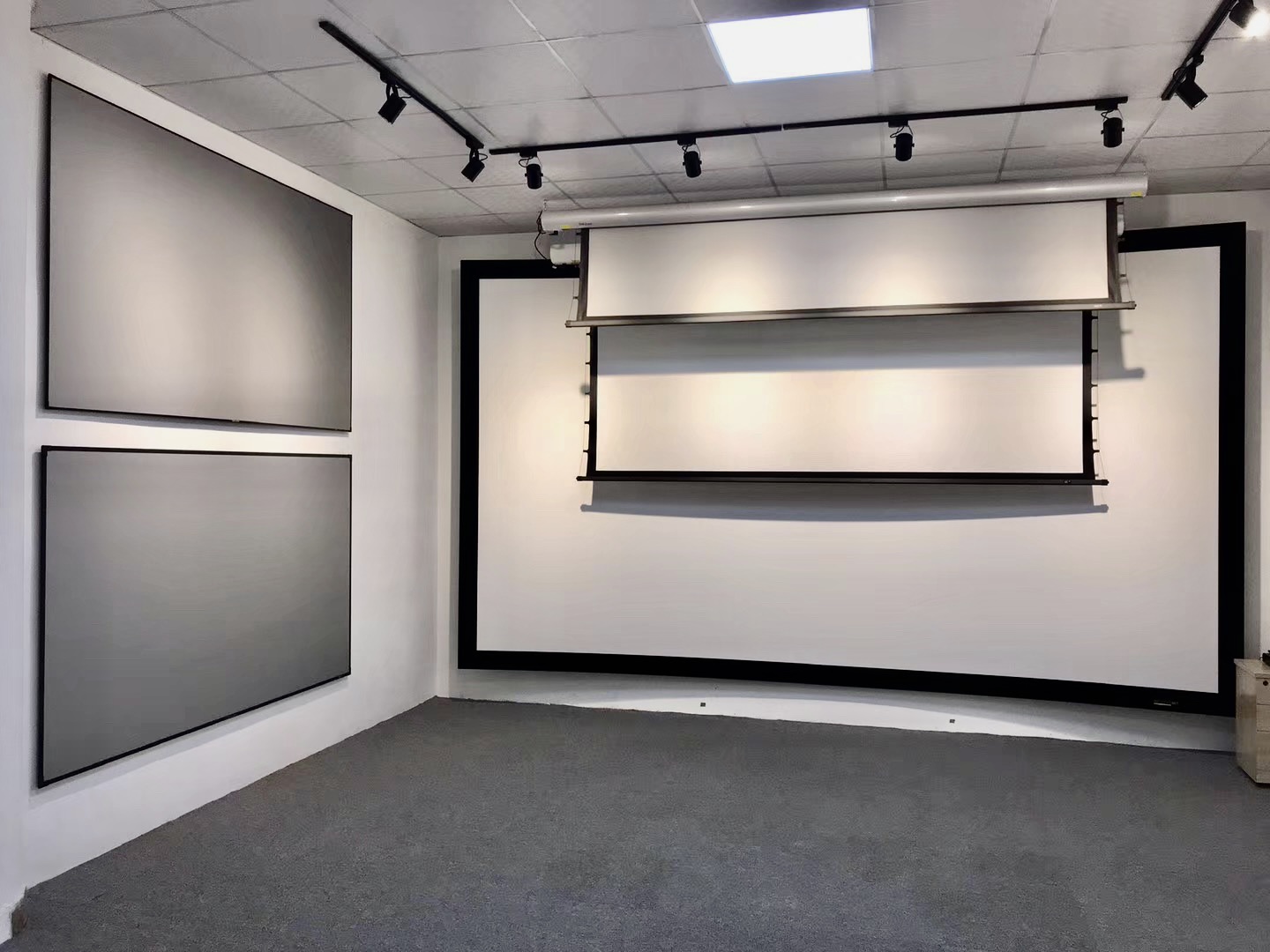 Custom Size Projector Screens: Solving Complex Installation Challenges for Large Venues1 Custom Size Projector Screens: Solving Complex Installation Challenges for Large Venues1