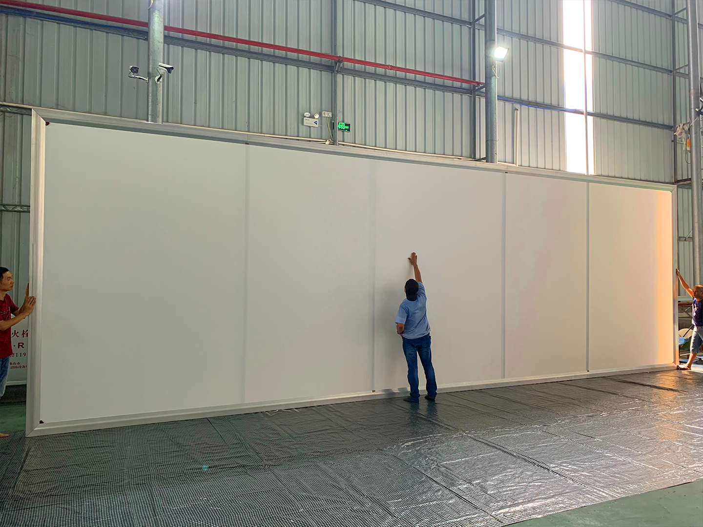 Professional Maintenance for Large-Scale Commercial Screens: Dust & Mold Solutions