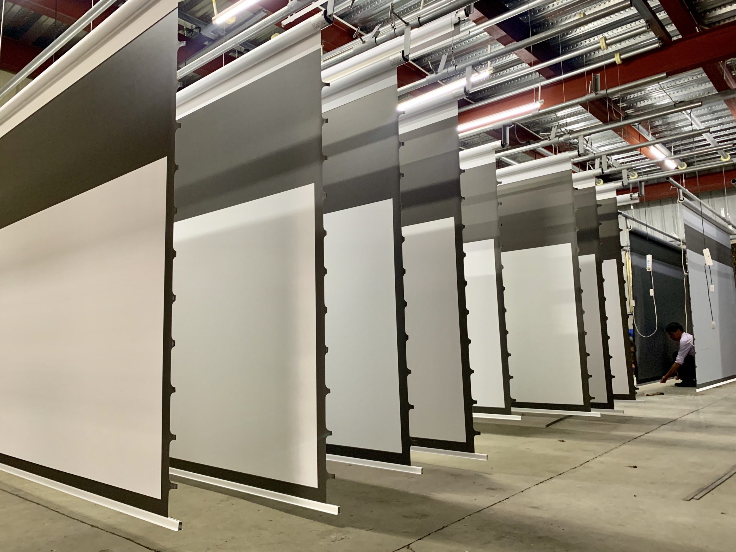 Projection Screen Factory Quality Control Process: From Substrate Elongation to Finished Product Flatness