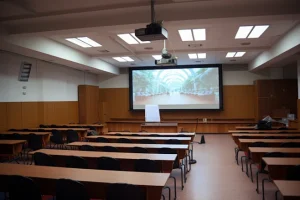 How to Choose Projector Screen for Auditoriums & Houses of Worship: High Ambient Light Guide